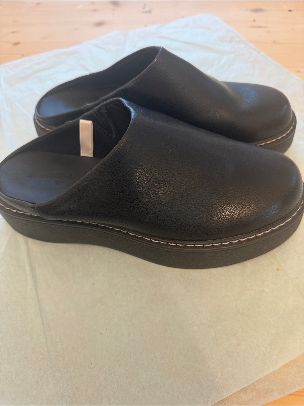 Universal Thread Black Slip-On Leather Look Clogs 7.5